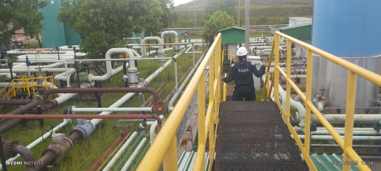 Planta industrial con equipos rotativos y tuberías